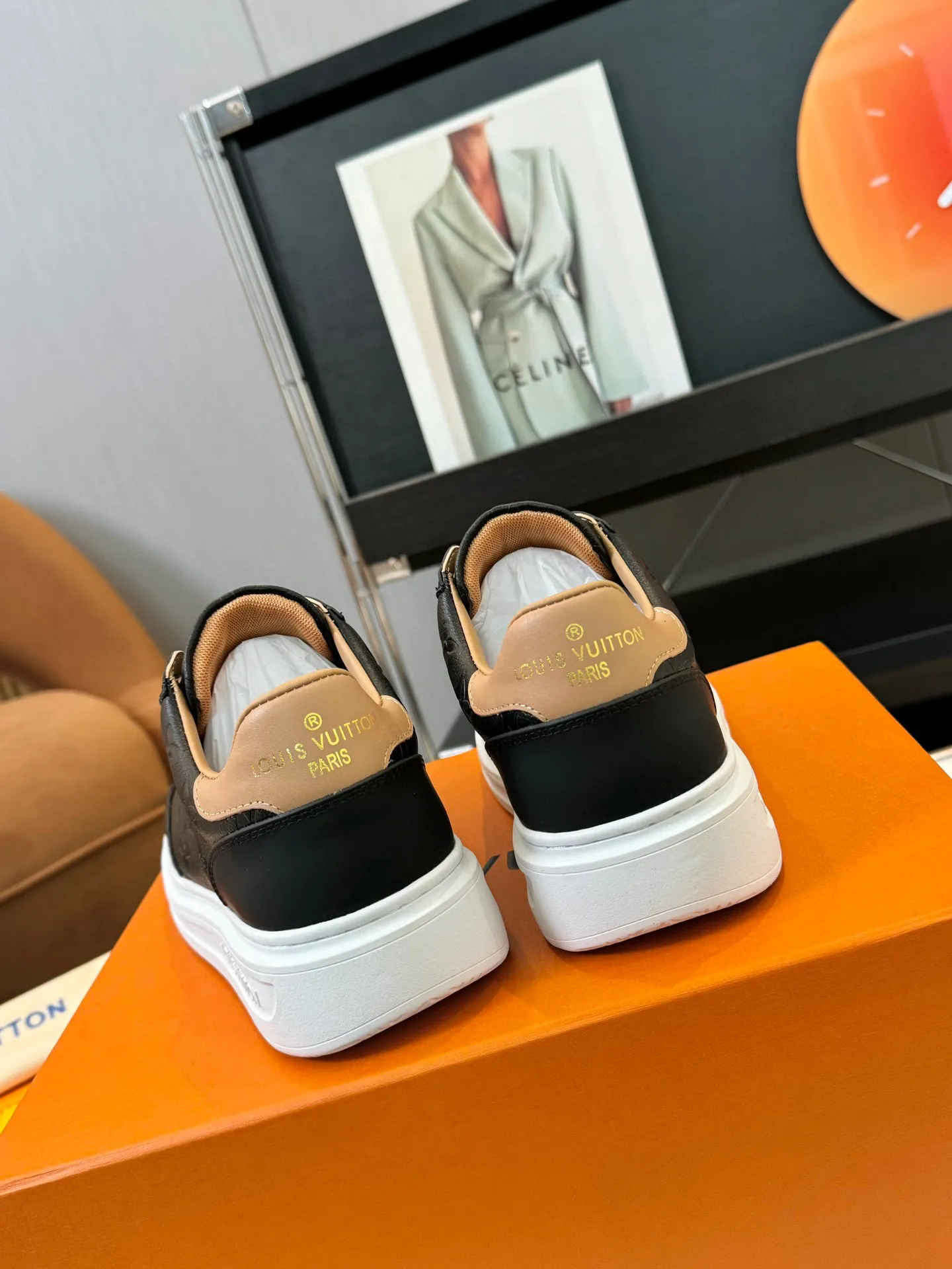 Men's Men's Shoes 💰620💰 LV [Beverly Hills Sports Shoes Series] This Beverly Hills sports shoes are made of grained cow leather with Damier pattern, echoing the current season's leather goods series. The thick rubber outsole is lightweight, and an embossed Louis Vuitton logo adds a branding touch. Padded insole and technical fabric lining enhance comfort.  Detailed Features ♛ Silk cowhide ➕ Tumbled cowhide ♛ Ultra-light rubber outsole ♛ Louis Vuitton logo on tongue and outsole ♛ Size: 38-46